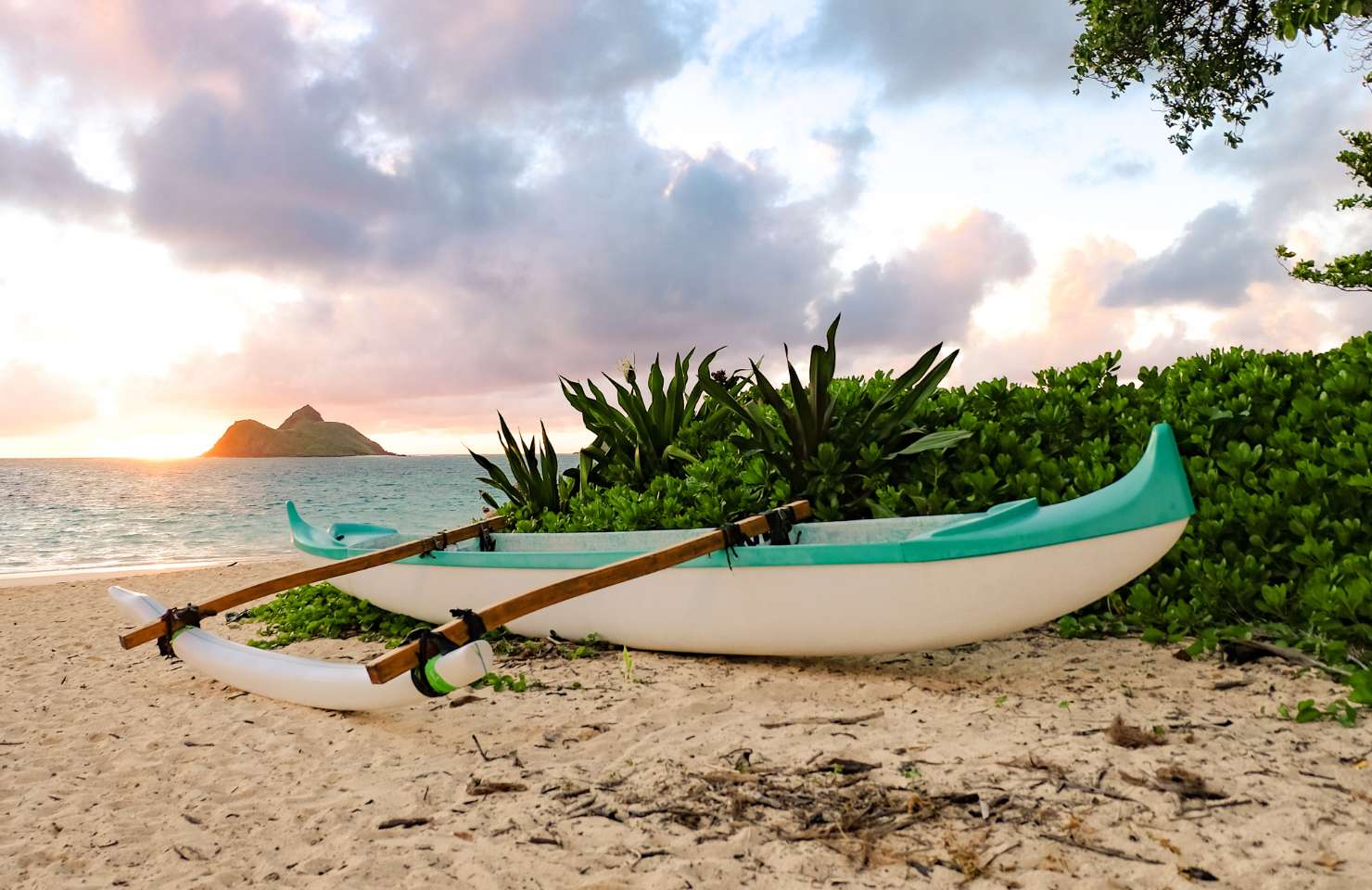 Ein Boot am Strand von Oahu Hawaii