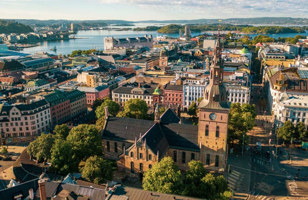 Vista de Oslo, Noruega, un destino ideal para viajar por el norte de Europa en junio