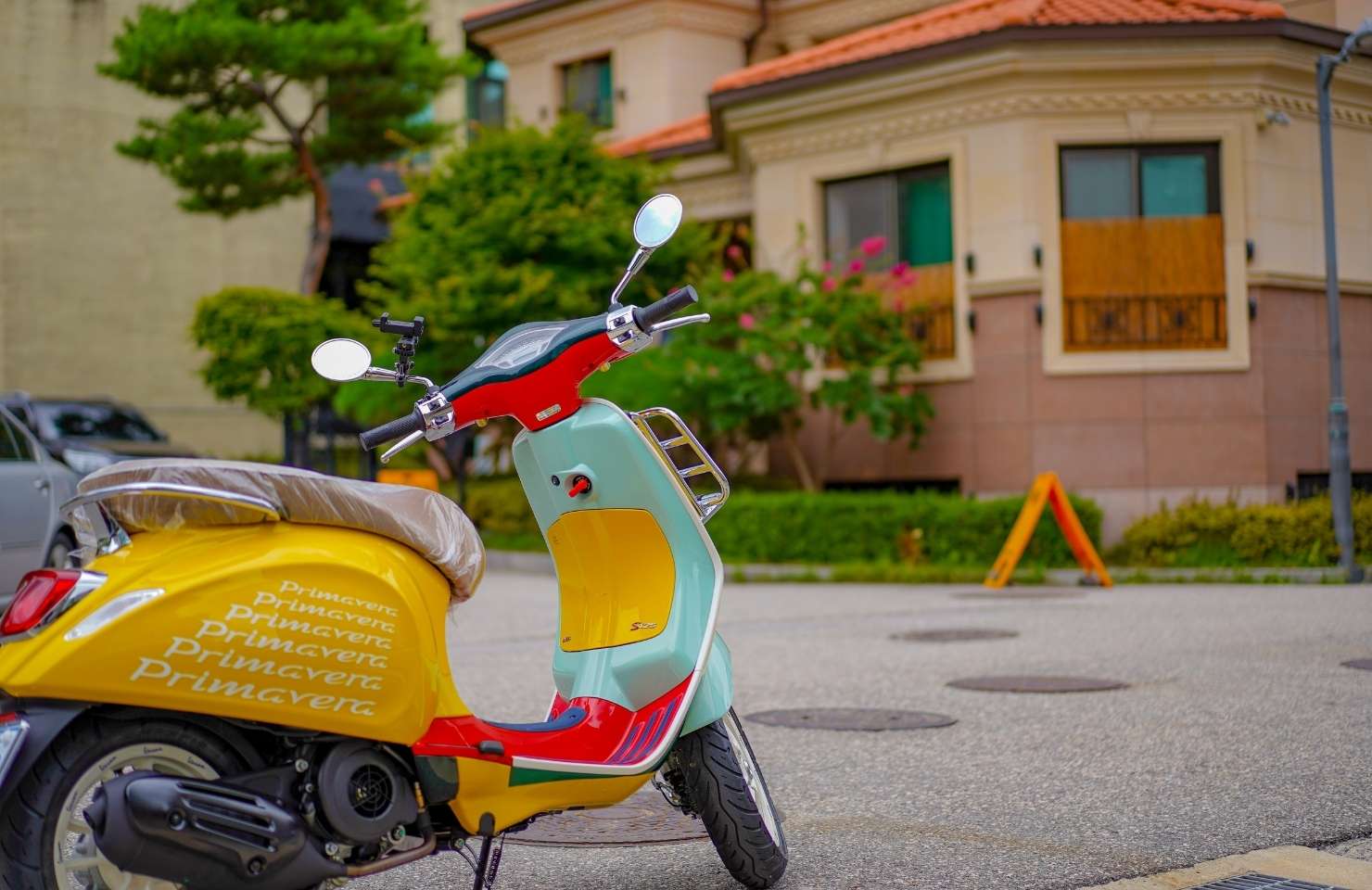 Italienische Vespa vor einem Haus