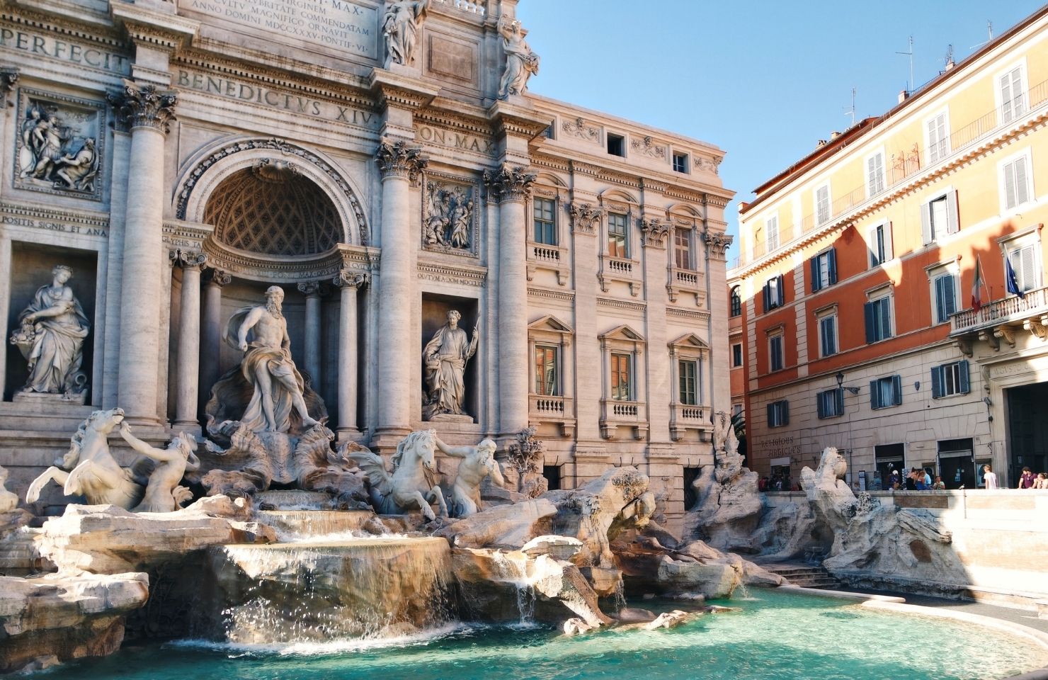 Der Trevi Brunnen in der Sonne