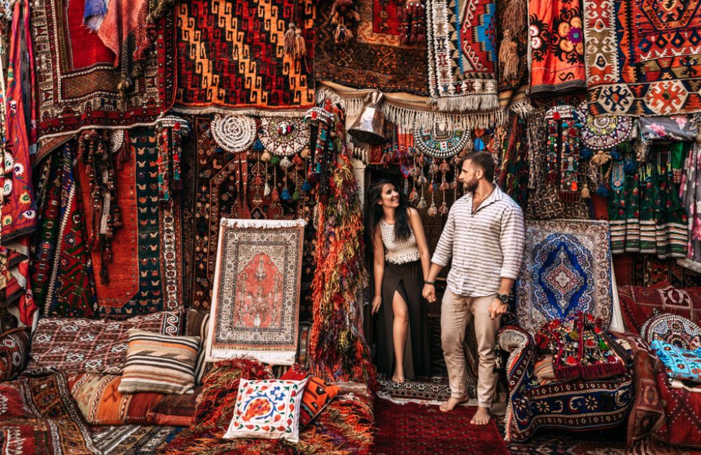 un couple à Istanbul destination où partir en vacances en été en couple