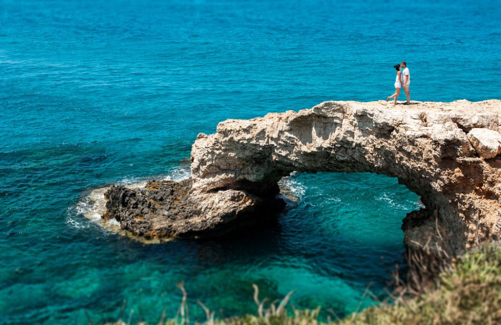 un couple à Chypre destination de vacances en été en couple