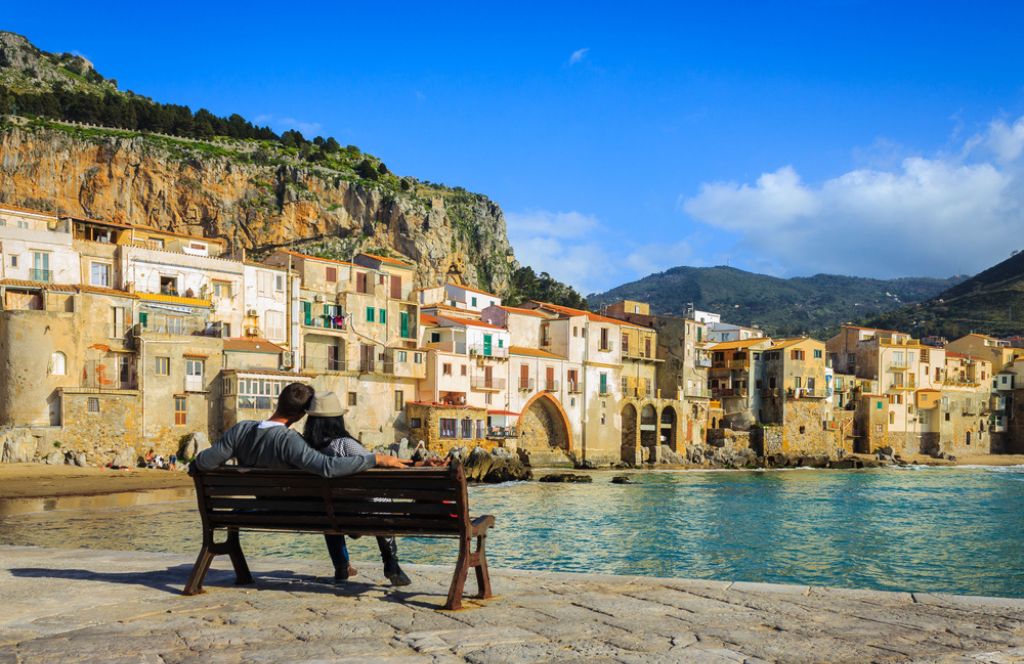 een koppel op een bankje in sicilië bestemming voor een paar zomervakantie