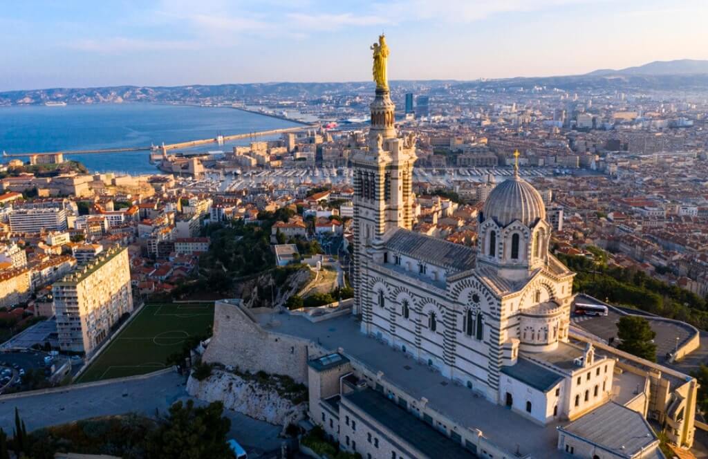 Vue de la cathédrale Notre Dame de la garde, lieu à visiter à Marseille