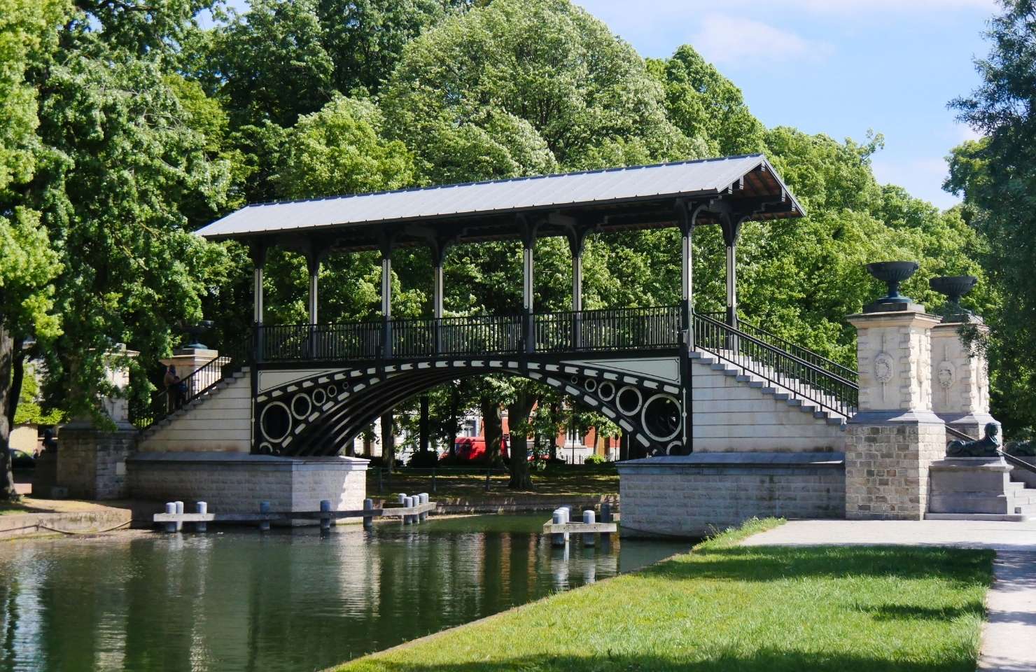 le parc de la citadelle a lille avec un pont 