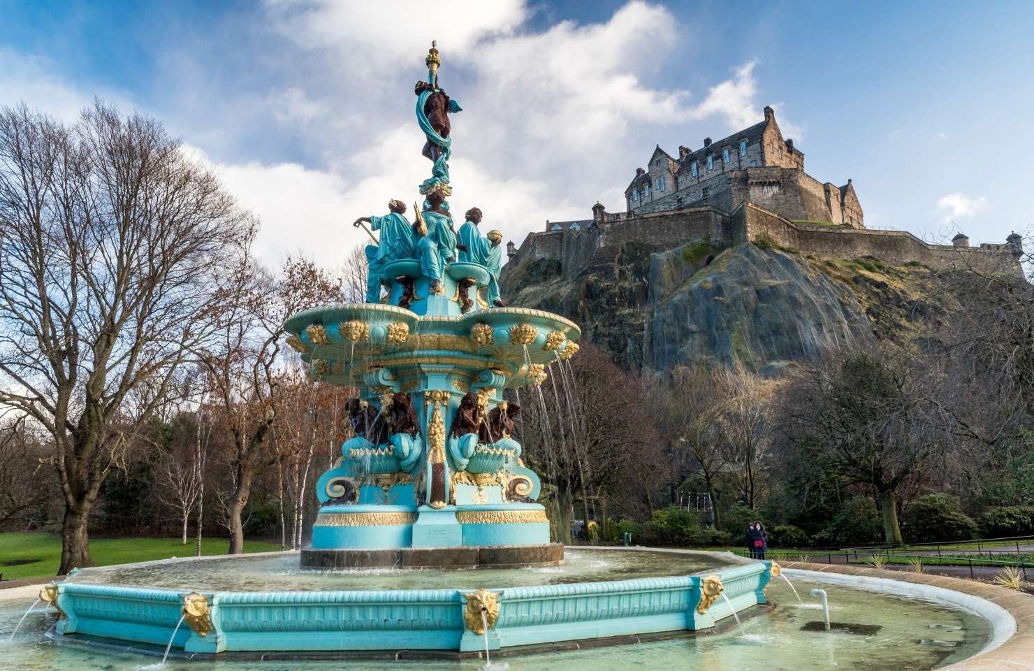 Springbrunnen in den Princes Street Gardens mit Blick auf das Schloss in Edinburgh