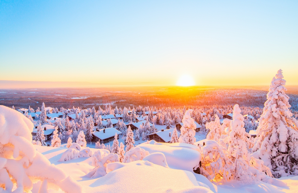 Sonnenaufgang über Lappland's Schneelandschaft