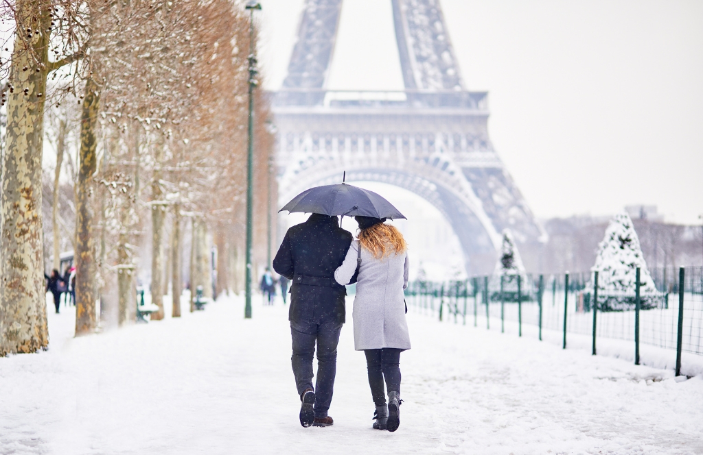 Pärchen bei einem Winterspaziergang in Paris