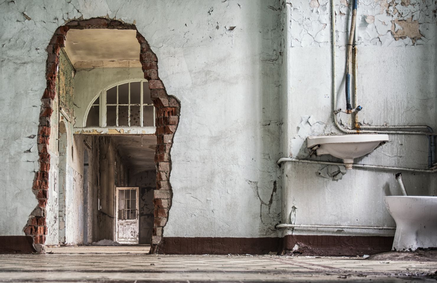 In de gangen van het Beelitz Sanatorium in Brandenburg, Duitsland