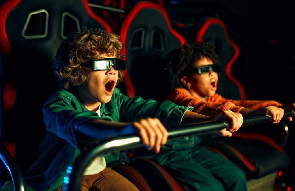 Deux enfants au Futuroscope lieu où passer Halloween en France