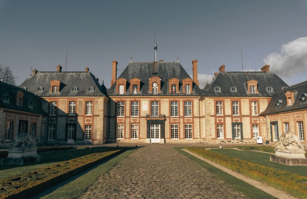Le chateau de Breteuil lieu où faire une murder party pour Halloween en France