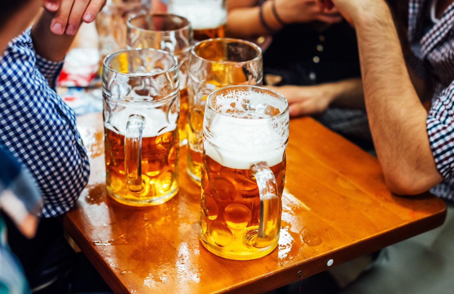 Mannen drinken massa's bier op het Oktoberfest in München