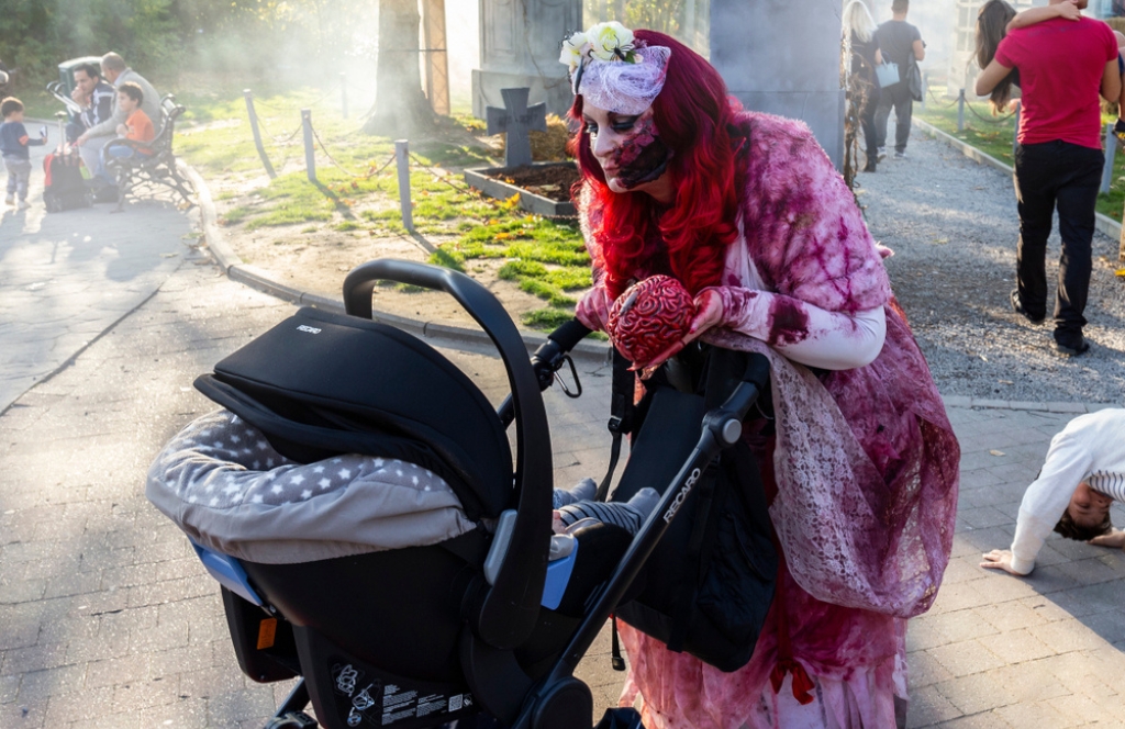Un zombie au parc d'attraction de Walibi pour célébrer Halloween en France