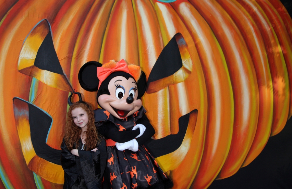 Une enfant avec mini à Disneyland Paris où passer Halloween en France