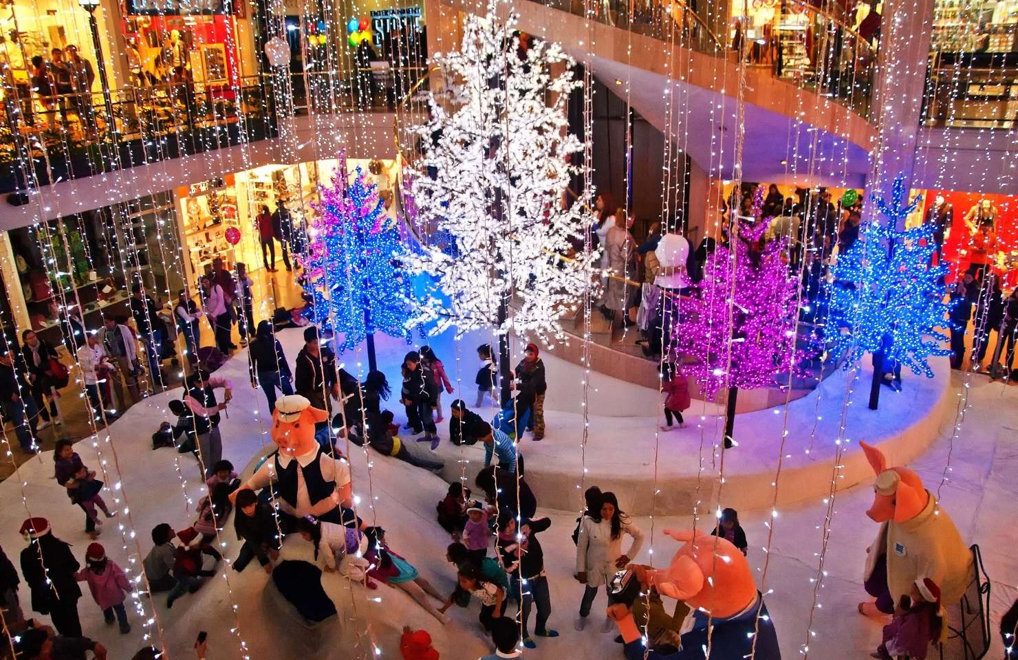 Einkaufszentrum in Kolumbien mit Weihnachtsdekoration