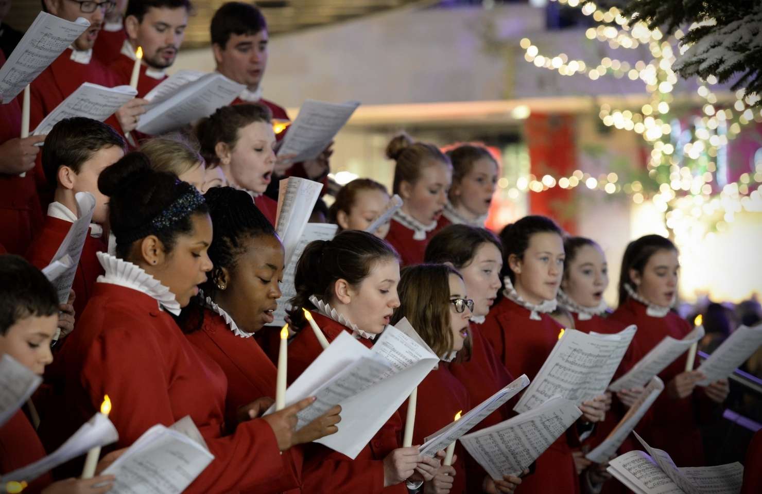 Ein Chor singt Weihnachtslieder