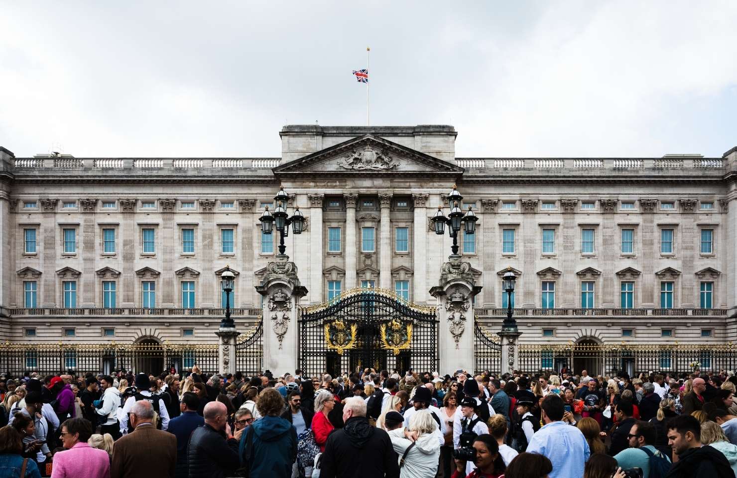 Menschen versammeln sich vorm Buckingham Palace für die Königsansprache