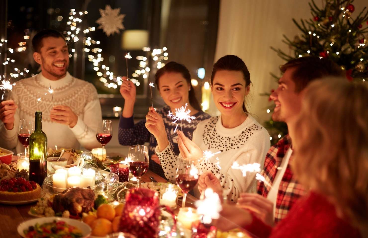 Familie sitzt beim Weihnachtsessen