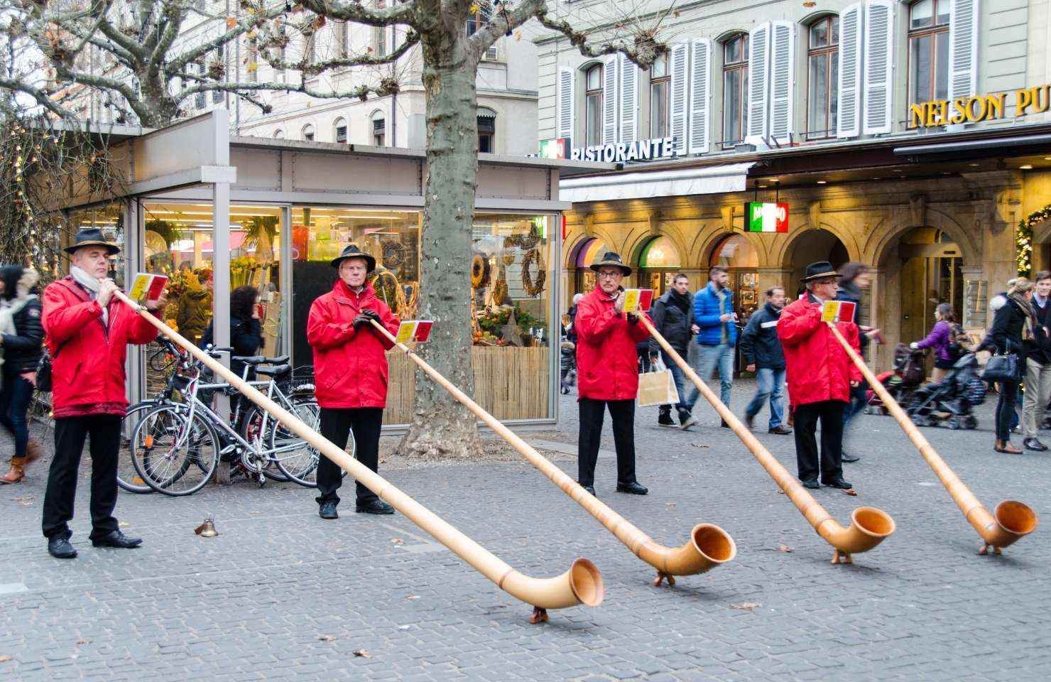 Männer mit großen Instrumenten auf der Straße