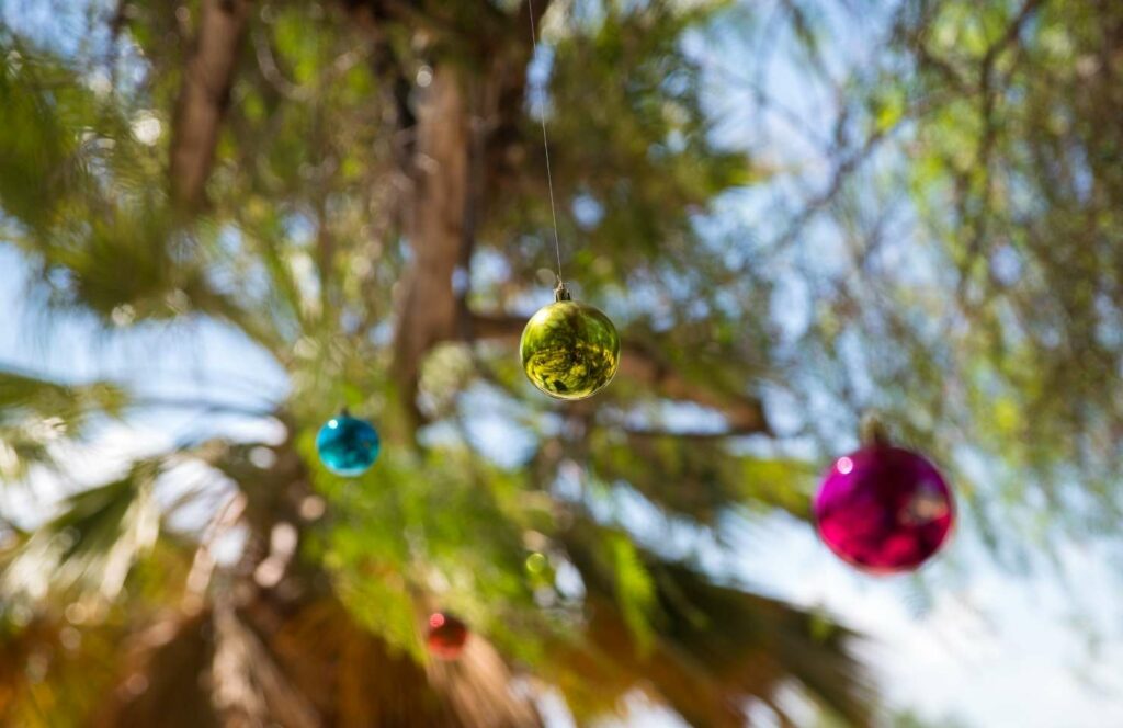 Palmboom met kerstballen