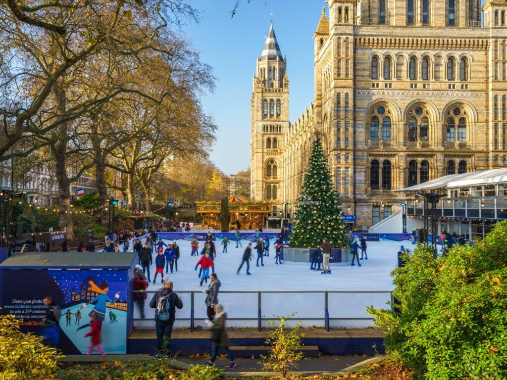 Menschen beim Schlittschuhlaufen auf einer der besten Eisbahnen in Großbritannien in der Nähe des Parlaments in London
