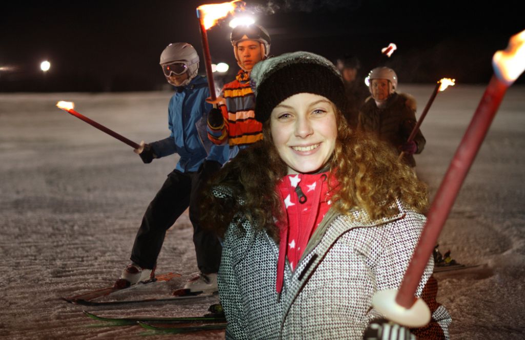 Descentes aux flambeaux au ski pour Nouvel An Insolite en France 2023