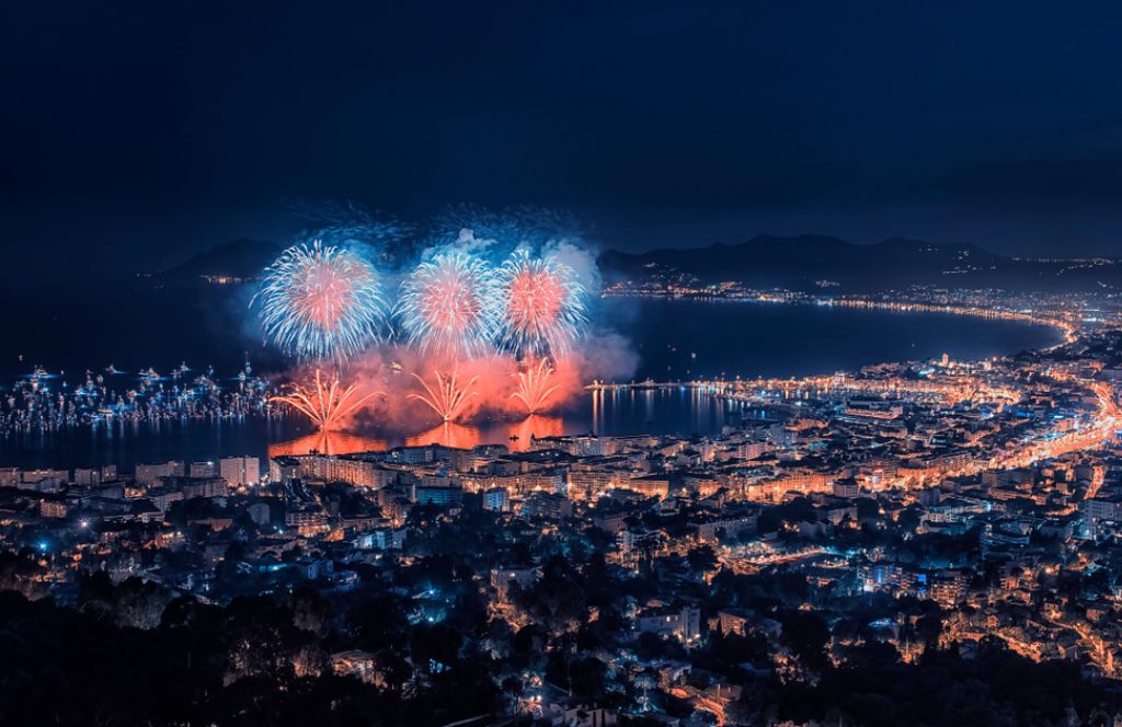 Feu d'artifice Nouvel An en France 2023 à Cannes sur la Croisette