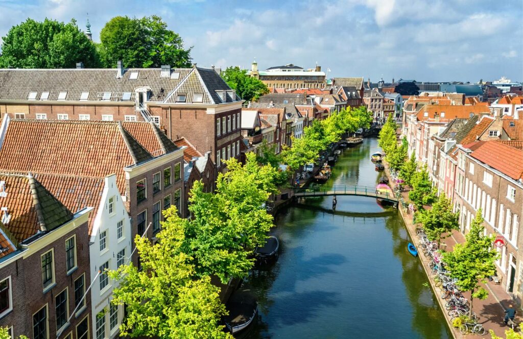 Leidse grachten in de zon met traditionele Nederlandse huizen