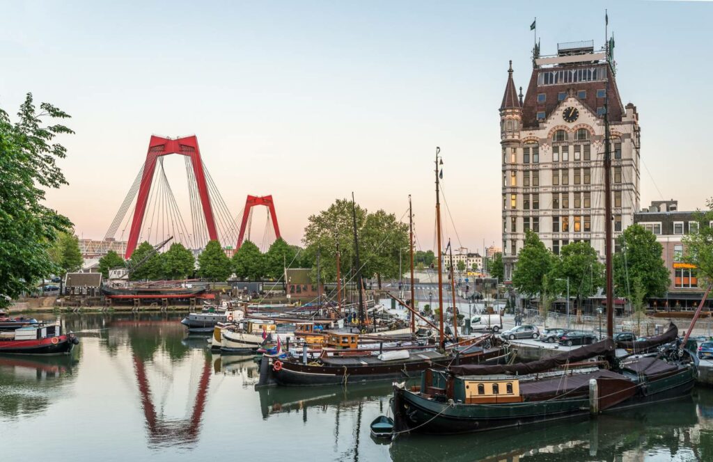 Rotterdam rivier met vissersboten in de zon