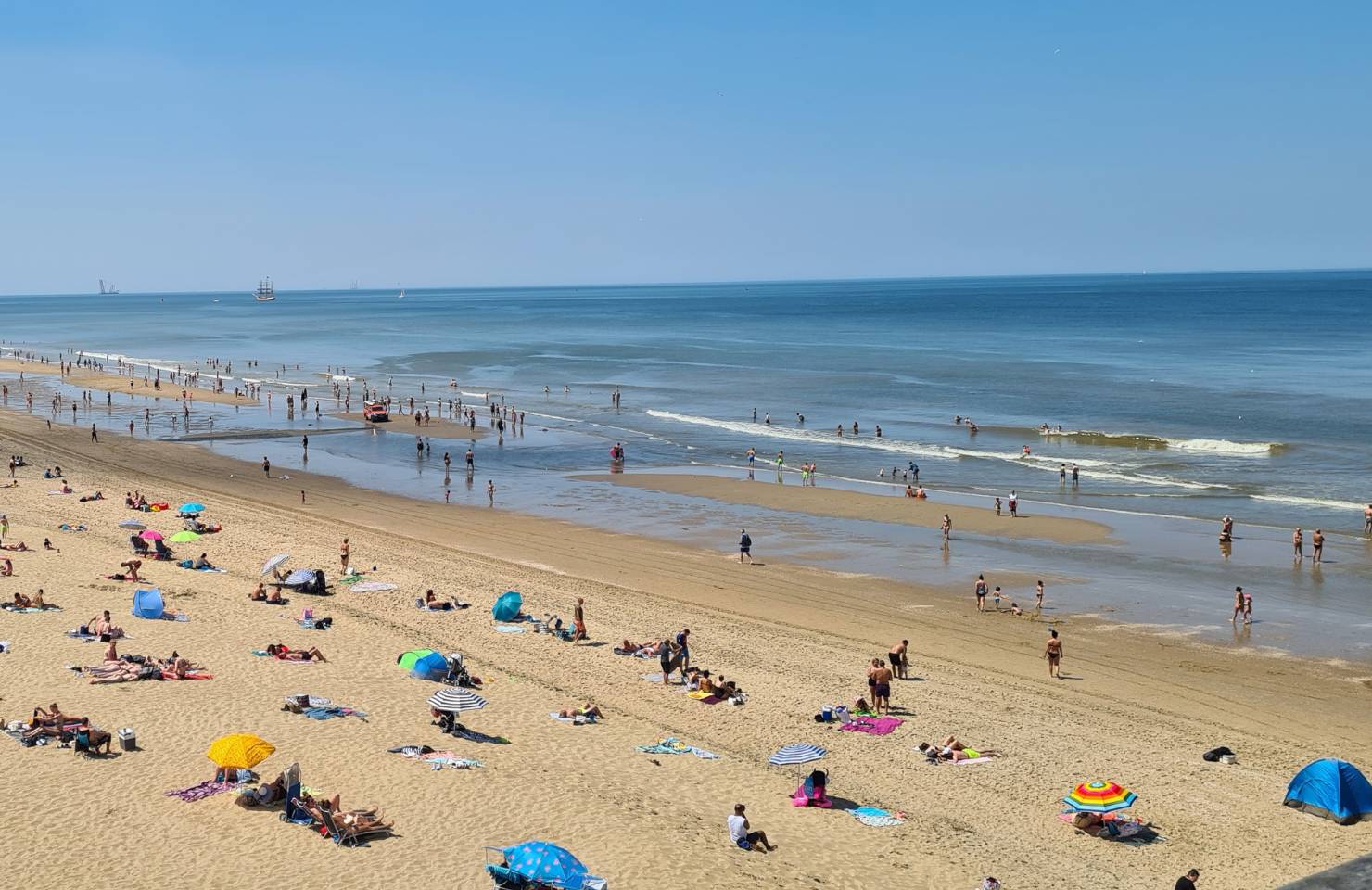 Der Strand von Den Haag an einem Sommertag