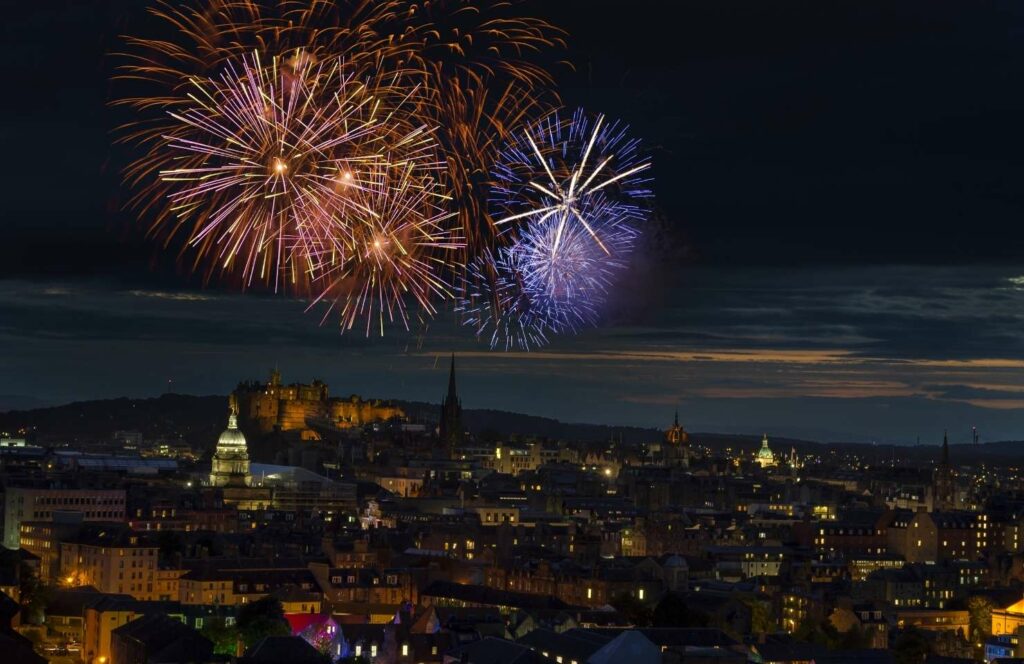 vuurwerk boven een stad 