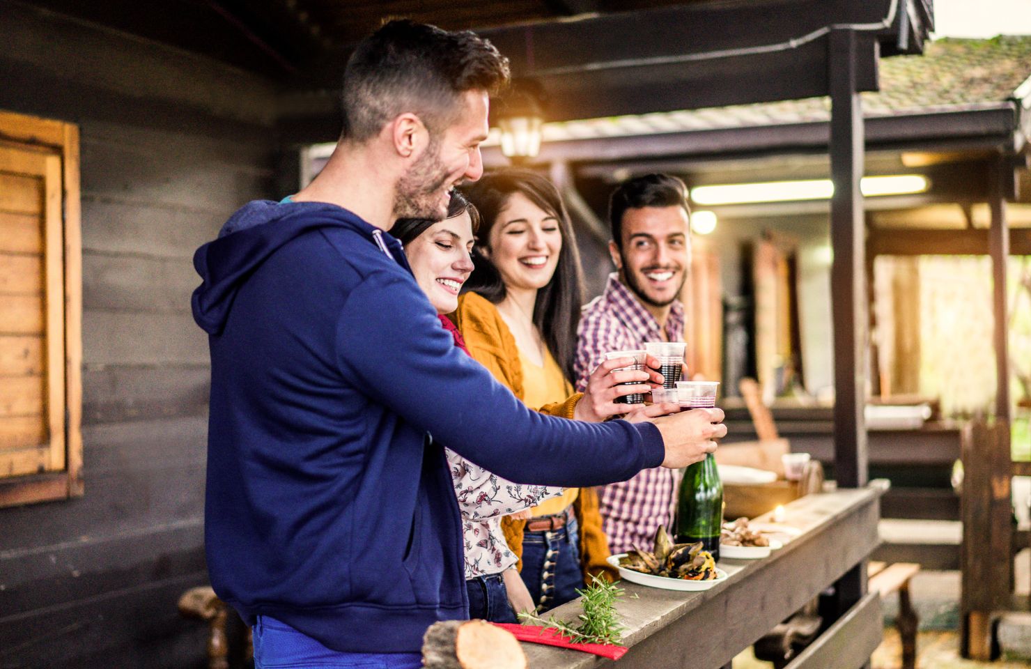 Freunde stoßen in einem Ferienhaus mit Wein an