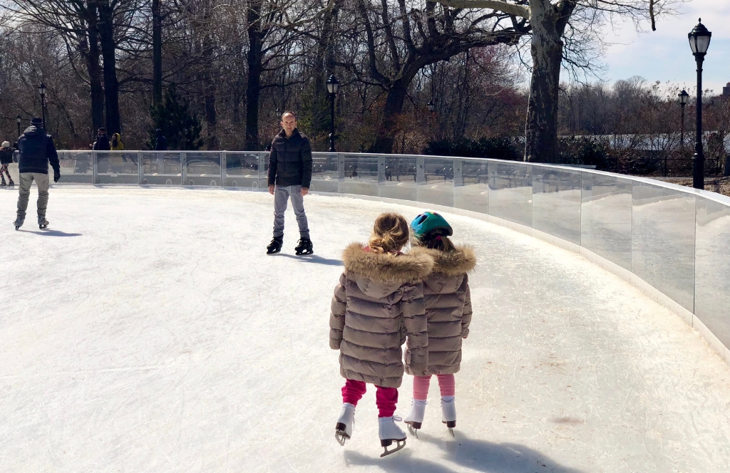 Twee kinderen schaatsen