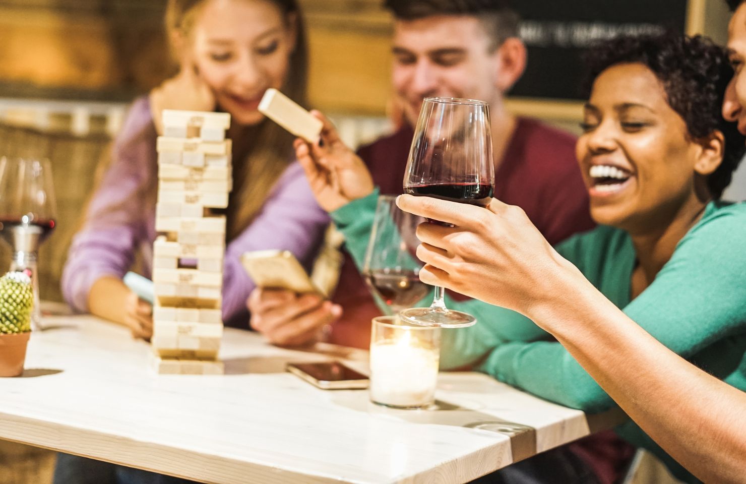 Freunde feiern Silvester zu hause mit Wein und Gesellschaftsspielen
