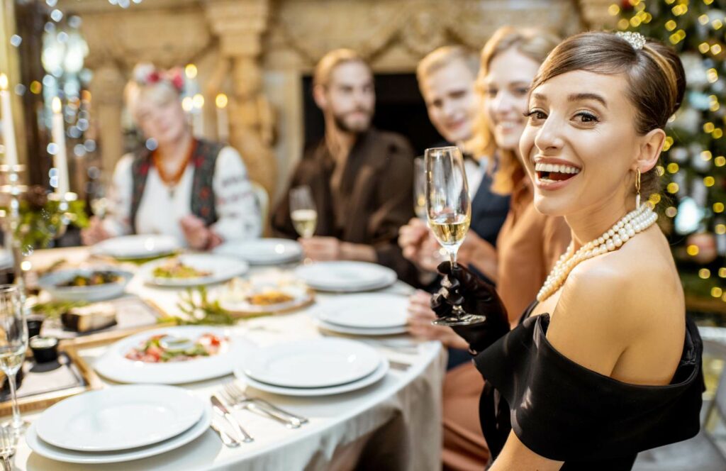 vrouw gekleed in chique diner viert feest op onderschatte nieuwjaarsbestemming
