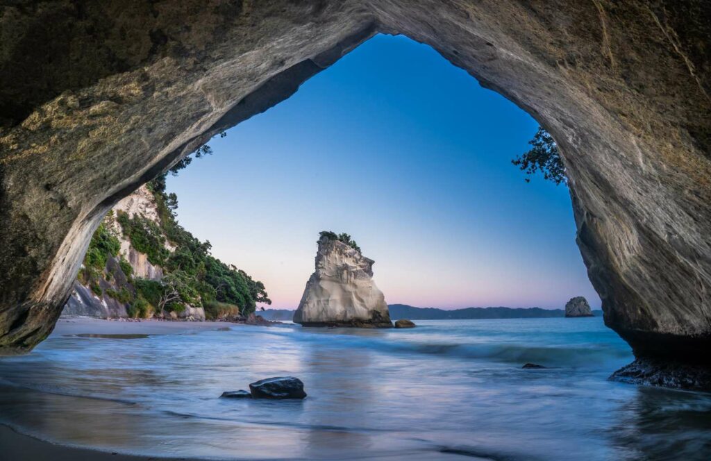 grot in water met grote steen, alleen reizen door Nieuw-Zeeland
