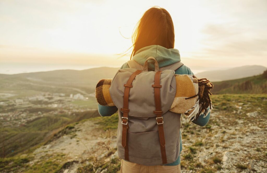 Een meisje met een backpack op haar rug tijdens het alleen reizen