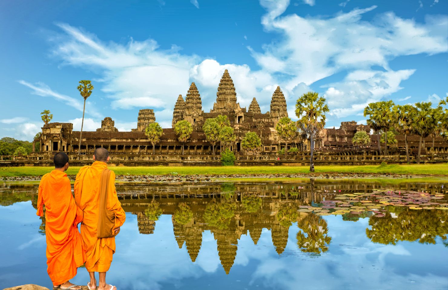 Zwei Mönche stehen vor einem See am Angkor Wat in Kambodscha