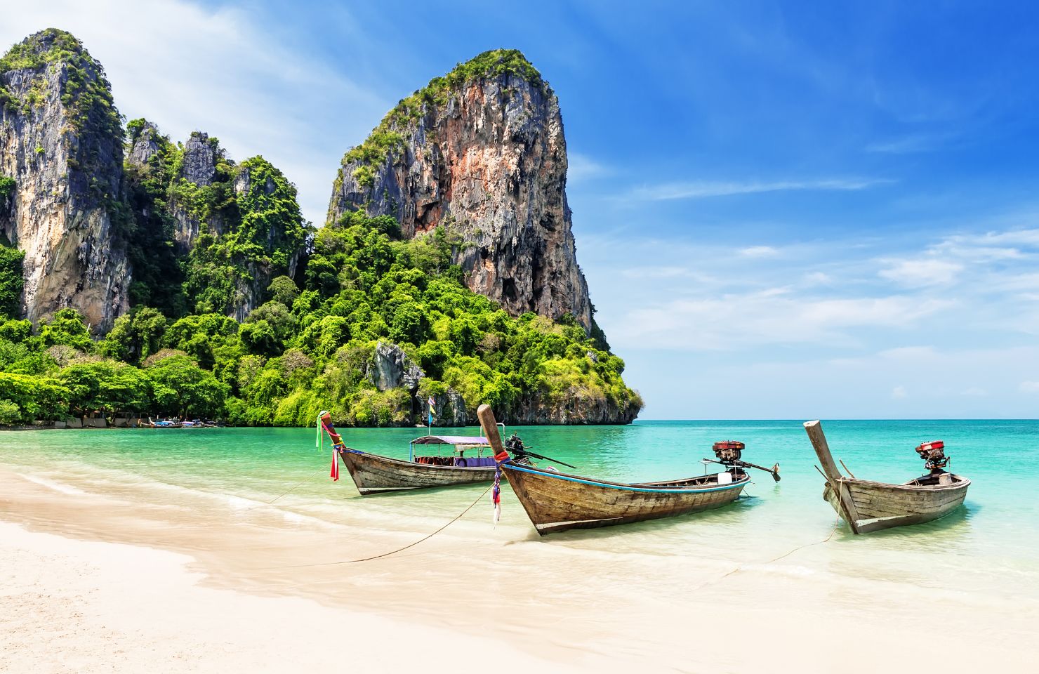 Bucht in Thailand mit türkisblauem Wasser und Booten