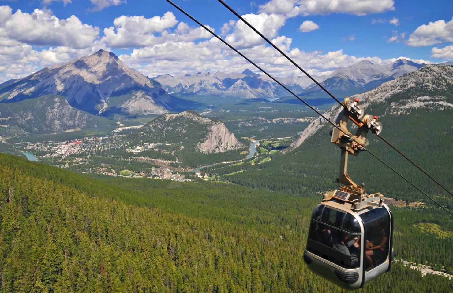 Seilbahn fährt einen Berggipfel in Banff hinunter