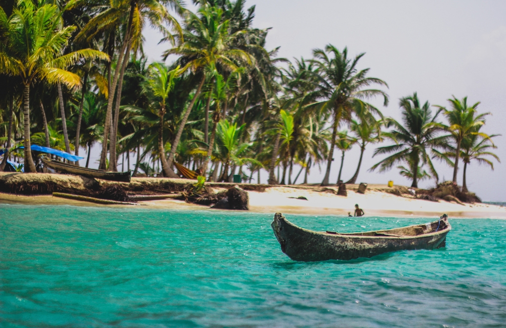 Boot am Ufer des Strandes auf den San Blas Inseln von Panama