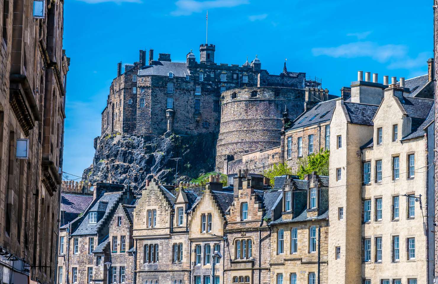Blick auf die alten Häuser Edinburghs