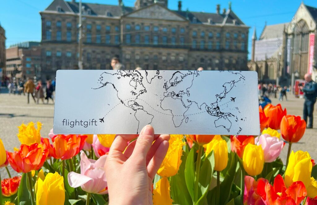 Flightgift cadeaubon in hand voor tulpen op de dam