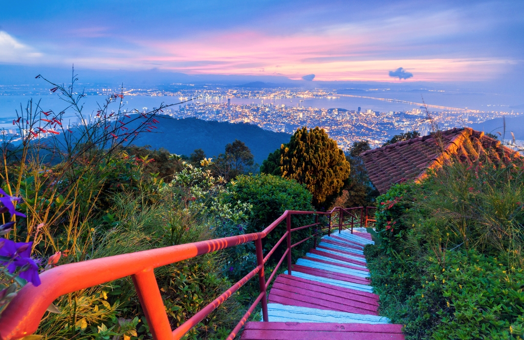 Blick auf eine Stadt in Malaysia von einem Berg aus