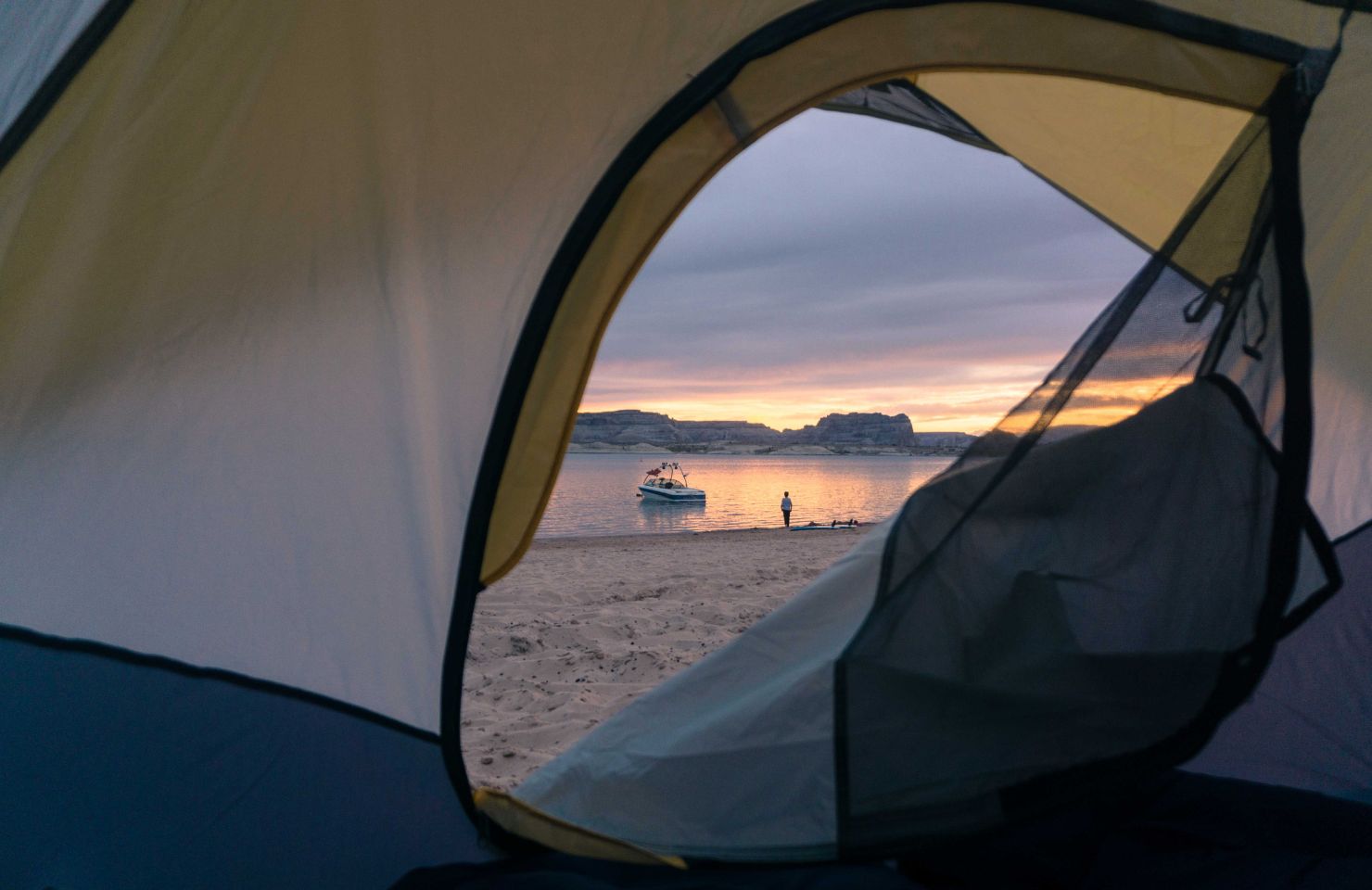 Blick auf den Strand aus einem Strandzelt