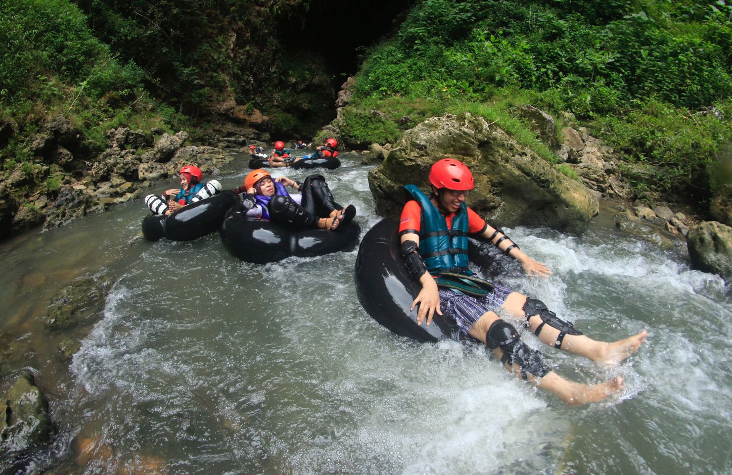 gente disfrutando del rafting