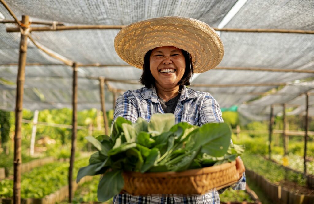 mujer sosteniendo productos frescos