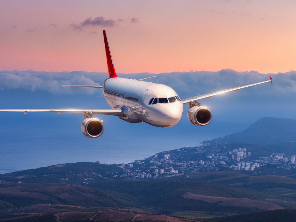 un avion dans le ciel au coucher du soleil