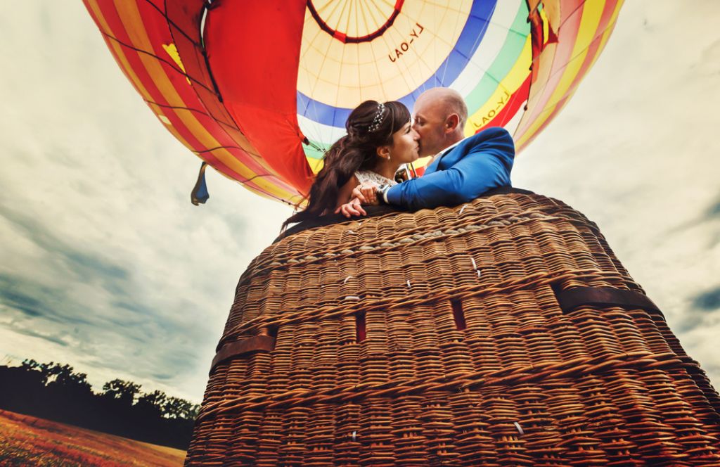 un coupla ayant reçu un vol en montgolfière en cadeau de mariage