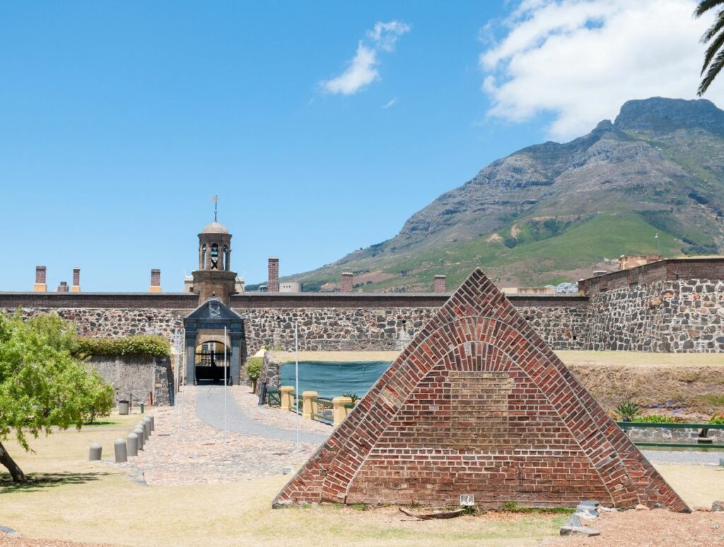 Une vue de la pyramide au soleil au château de Bonne-Espérance, Afrique du Sud